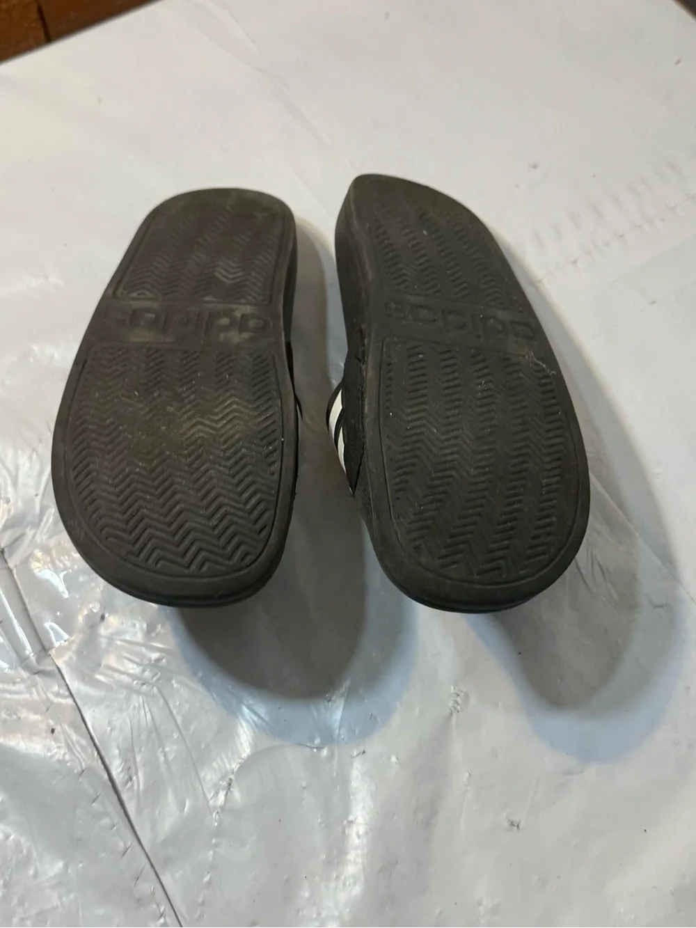 Adidas Adilette boys slip on slides size 4Y